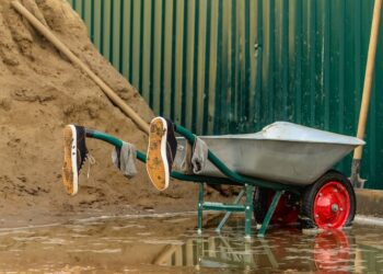 wheelbarrow, dirty, nobody